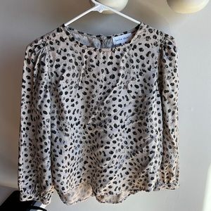 New with tags!!  Bella Dahl Bishop Sleeve pullover in Stone Dot.  Size M.